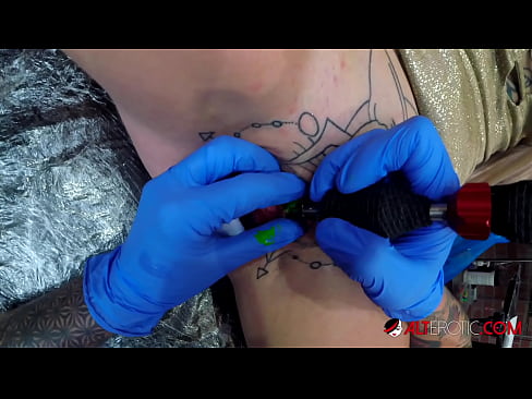 ❤️ Sully Savage-k izugarri tatuatu zuen klitorian tatuaje bat egin zuen Sexu bideoa gugan ❌❤
