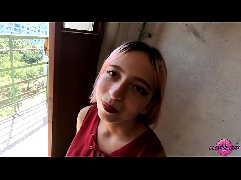 ❤️ Ikasle sentsuak arrotz bat zurrupatzen du kanpoaldean - Cum On His Face Sexu bideoa gugan ❌❤